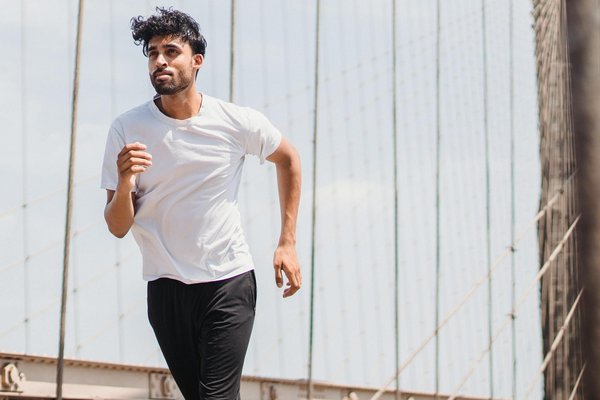 Comment l'activité physique transforme la gestion du diabète chez les aînés : un guide essentiel